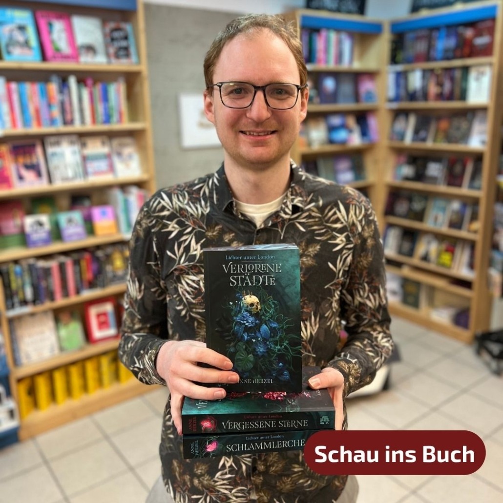 Verlorene Städte Homepage Unser Buchhändler hält das Buch "Verlorene Städte" von Anne Herzel in der Hand, zu dem er eine Rezension geschrieben hat.
