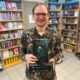 Unser Buchhändler hält das Buch "Verlorene Städte" von Anne Herzel in der Hand, zu dem er eine Rezension geschrieben hat.