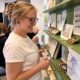 Coverbild für einen Beitrag zu JGA Tipps in Mülheim. Zu sehen ist eine junge Frau, die sich bei einem Workshop in den Bücherträumen anlässlich ihres JGA umsieht.