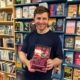 Unser Buchhändler hält das Buch "Blendfeuer" von Ingar Johnsrud in der Hand, zu dem er eine Rezension geschrieben hat.