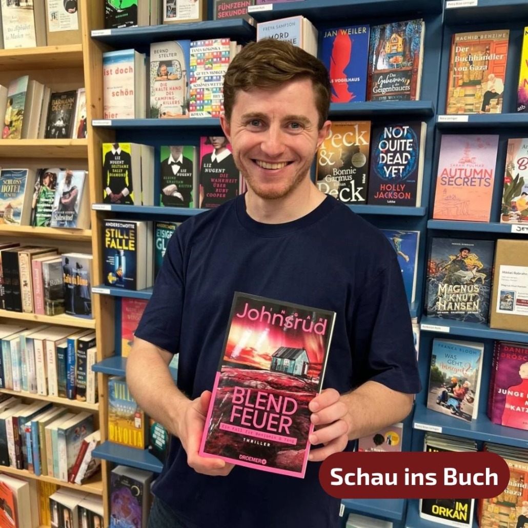 Unser Buchhändler hält das Buch "Blendfeuer" von Ingar Johnsrud in der Hand, zu dem er eine Rezension geschrieben hat.